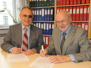 EURAC schließt Kooperationsvertrag mit dem europäischen Zentrum für Minderheitenfragen in Flensburg