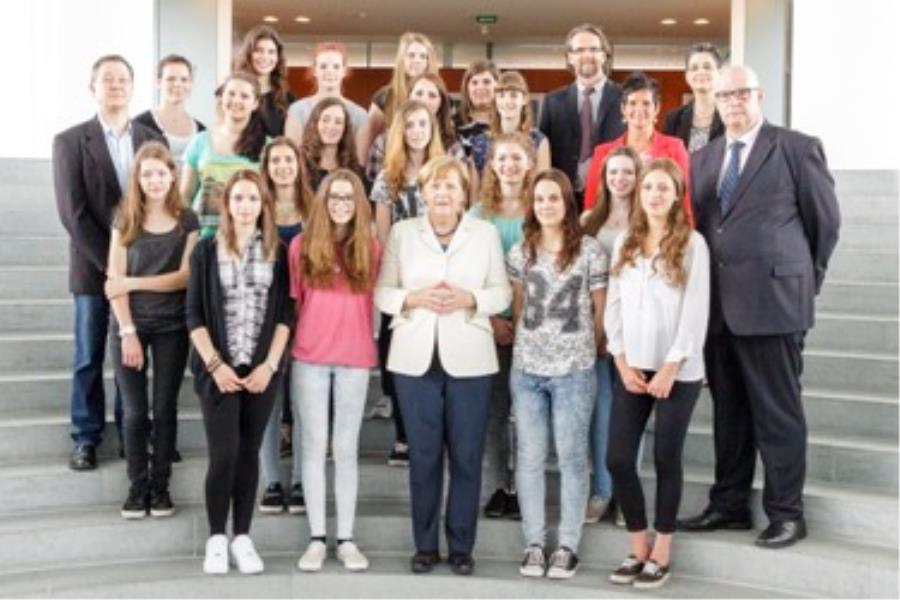 Südtiroler Schülerinnen zu Gast bei Angela Merkel - Südtirolerinnen gewannen internationalen Preis für Politische Bildung